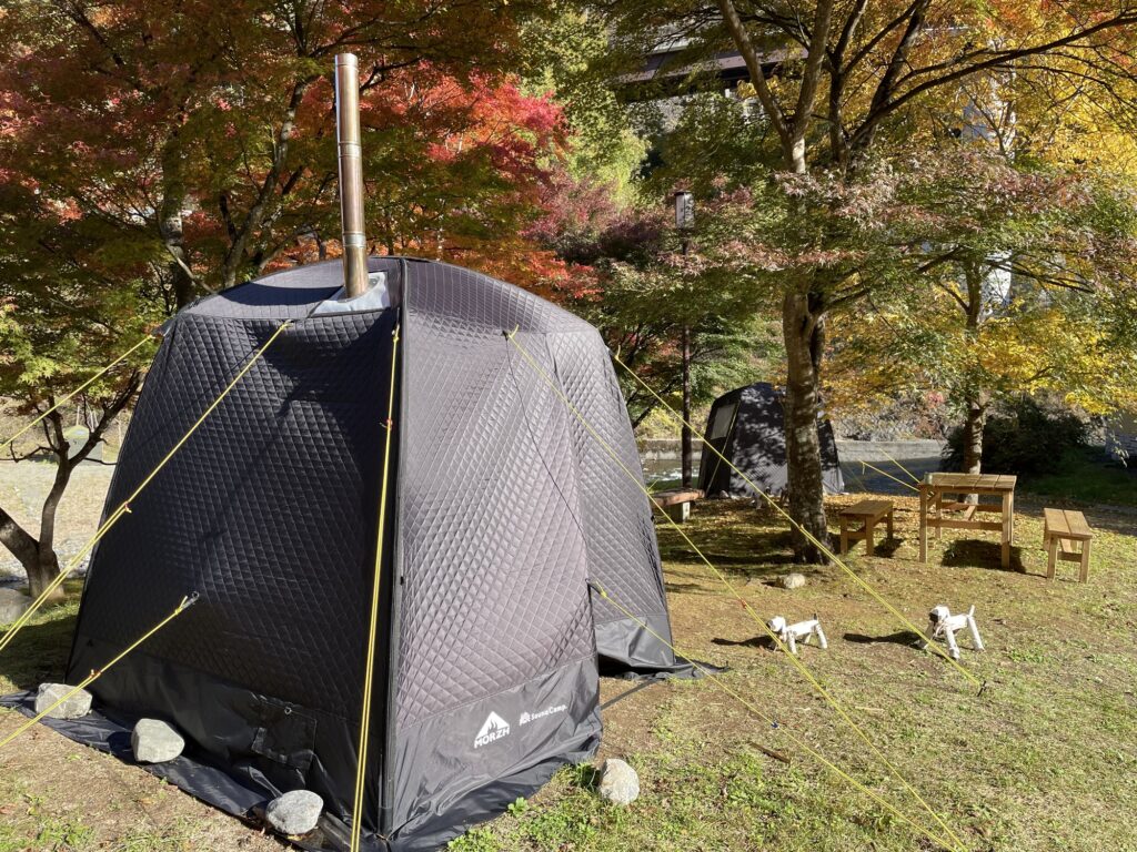 屋外に設置された家庭用テント型サウナ