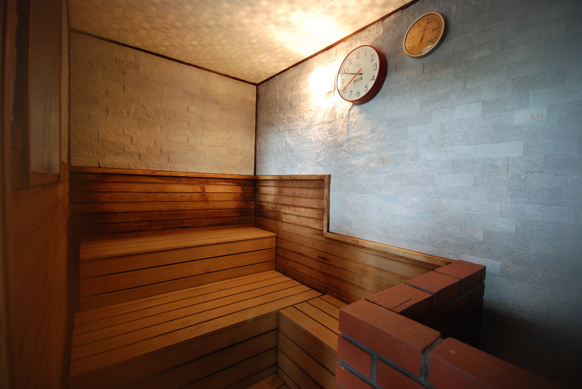 業務用サウナ選びのポイント｜導入方法・ストーブの種類などを解説