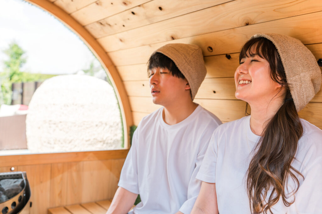 サウナを楽しむ若い男女