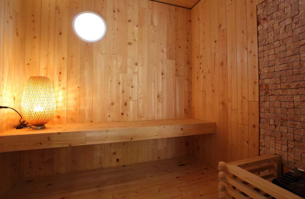 家庭用サウナの電気ストーブと照明