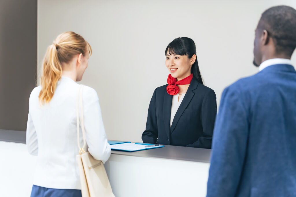 外国人観光客に対応するホテルスタッフ