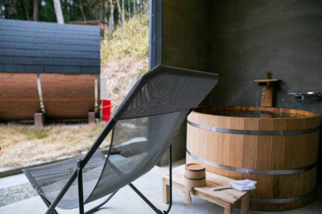 冬サウナの水風呂と外気浴スペース