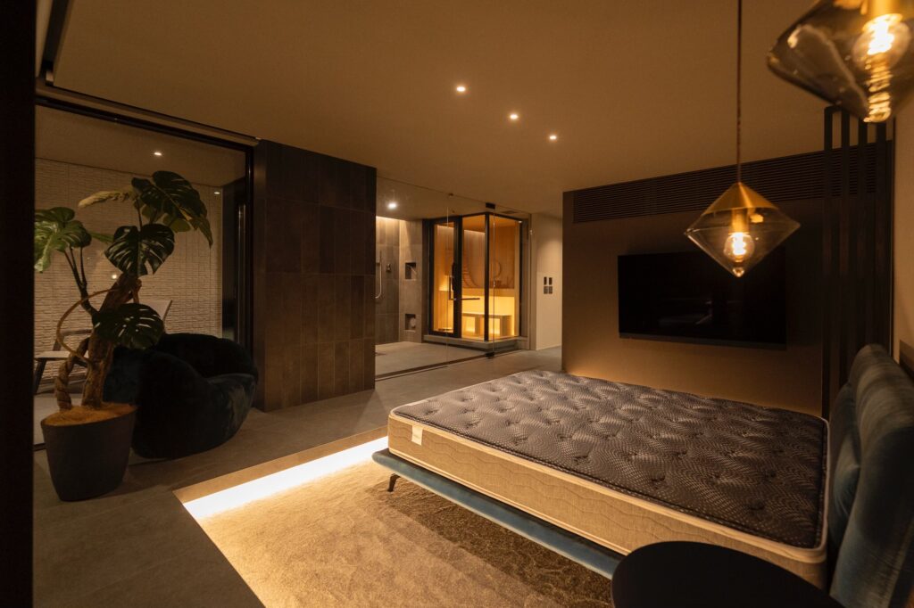 ベッドルームから見える戸建てサウナ